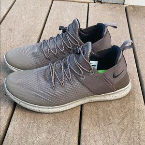 Women’s Nike free commuter running shoes Size 9